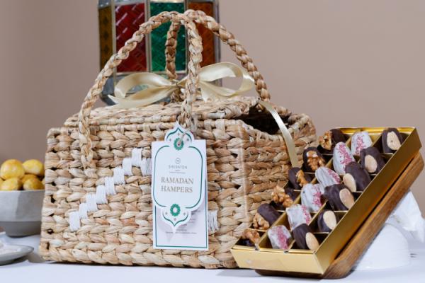 Hampers Hotel Sheraton Airport Jakarta Hampers ini dikemas dengan tas berbahan eceng gondok yang ramah lingkungan. (Foto: dok Sheraton)