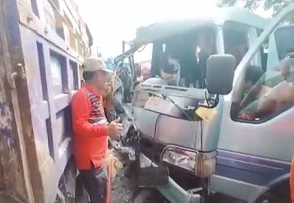 Elf Tabrak Dump Truk di Nganjuk gegara Sopir Ngantuk, 9 Luka-Luka