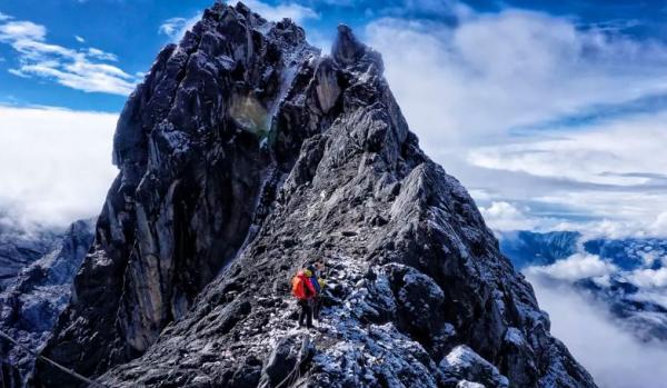 Mengenal Puncak Carstensz Pyramid Papua, Gunung Tertinggi Berselimut Salju Abadi