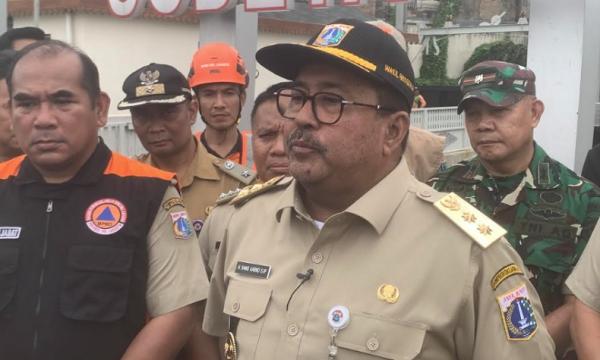 Wakil Gubernur Jakarta, Rano Karno meninjau banjir di permukiman Kebon Pala, Kampung Melayu, Jakarta Timur, Senin (3/3/2025). (Foto: Jonathan Simanjuntak)