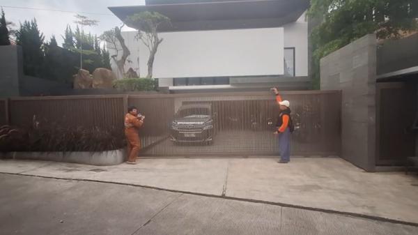 Rumah Ridwan Kamil Rumah mantan Gubernur Jabar Ridwan Kamil, usai digeledah oleh KPK, Senin (10/3/2025). (Foto: Ervan David).