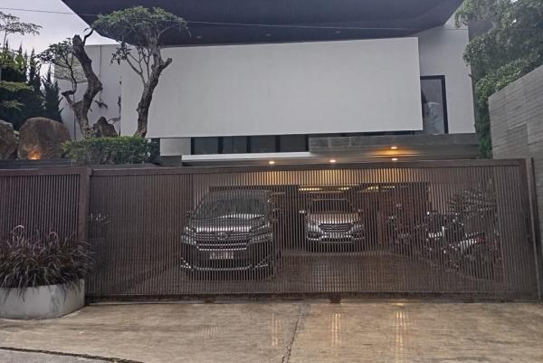 Rumah RK Rumah Ridwan Kamil di Cidadap, Kota Bandung, yang digeledah KPK, Senin (10/3/2025). (Foto: Agus Warsudi)