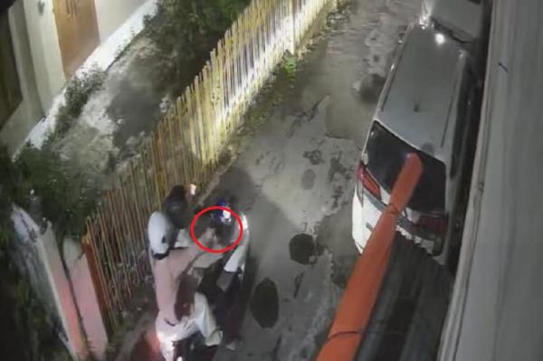 Terekam CCTV! Mobil Pengusaha Rental di Malang Ditembaki OTK, Pelakunya Perempuan