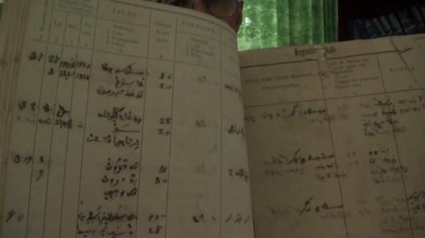 Buku catatan nikah tertua Tahun 1903 KUA Gedeg. Buku catatan nikah tertua Tahun 1903 di KUA Gedeg, Mojokerto. (Foto: Sholahuddin).
