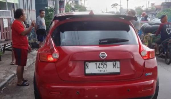 Viral Pemotor Ditabrak Mobil saat Isi Bensin Eceran di Sidoarjo, Begini Kondisinya