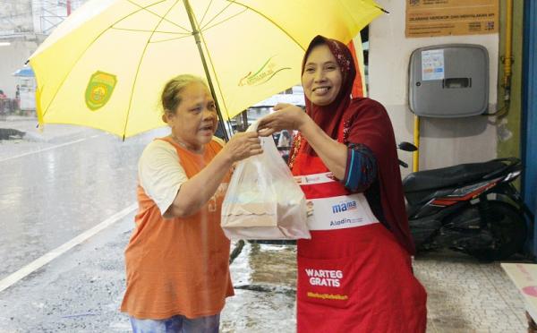 Warteg Gratis Alfamart menjadi solusi bagi mereka yang membutuhkan makanan berbuka puasa secara gratis. (Foto: dok Alfamart)