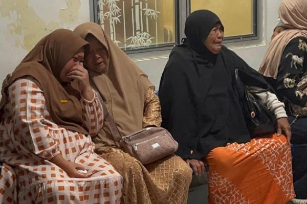 Tangis Pecah Keluarga Sambut Jenazah 3 Polisi Gugur saat Gerebek Judi Sabung Ayam di Lampung