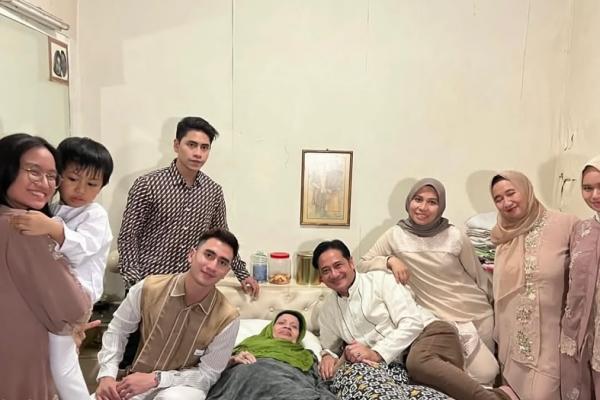 Verrell Bramasta dan keluarga, bersama nenek tersayang sebelum meninggal dunia. (Foto: Instagram)
