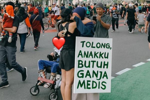 Andien saat memeluk Santi, ibu dari Pika, yang memperjuangkan ganja medis untuk pengobatan anaknya. (Foto: Instagram)