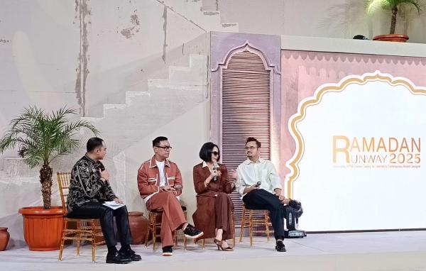 Ketua Umum APPMI Poppy Dharsono di acara Ramadan Runway 2025. (Foto: Halimah Tunisa)