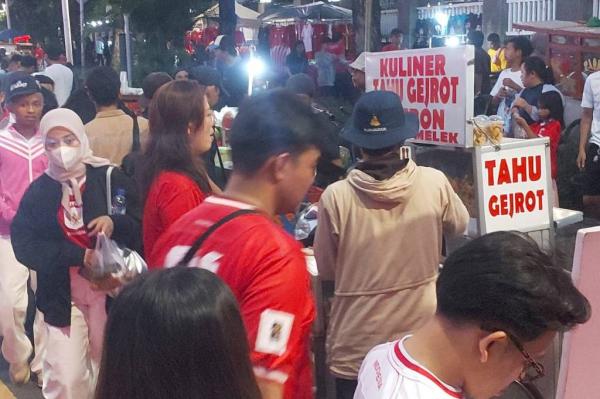 Momen Suporter Garuda Berburu Takjil jelang Timnas Indonesia vs Bahrain