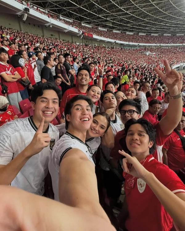 Artis nonton Indonesia vs Bahrain langsung di GBK Jakarta. (Foto: Instagram)