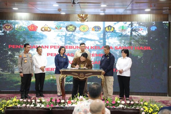 Jaksa Agung Serahkan Kawasan Hutan Hasil Penguasaan Kembali ke Menkeu dan Menteri BUMN