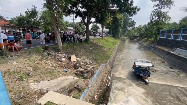Sepeda motor pedagang sayur nyemplung ke sungai usai ditabrak mobil Toyota Innova di jalan raya Kabupaten Jombang, Jawa Timur, Jumat (28/3/2025) siang. (Foto: Mukhtar Bagus).