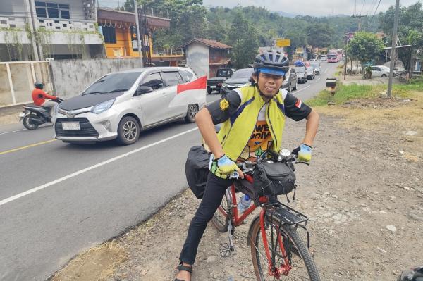 Beda dengan yang Lain, Pemudik Ini Naik Sepeda dari Bekasi ke Tasikmalaya