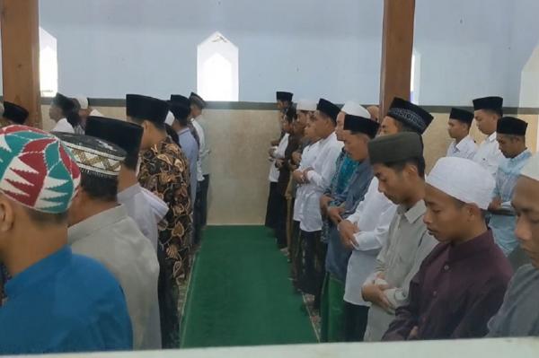 Jemaah Mahfilud Dluror Jember Gelar Sholat Id, Rayakan Lebaran Hari Ini