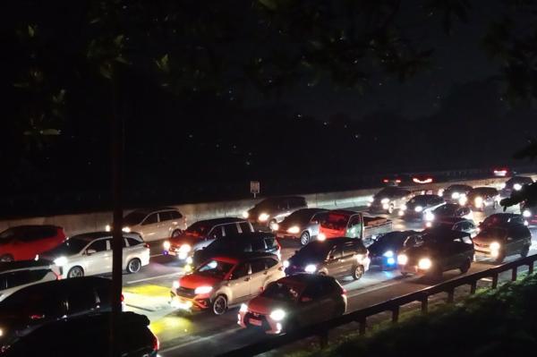 Contraflow Diterapkan di KM 70 hingga KM 36 Tol Japek Arah Jakarta