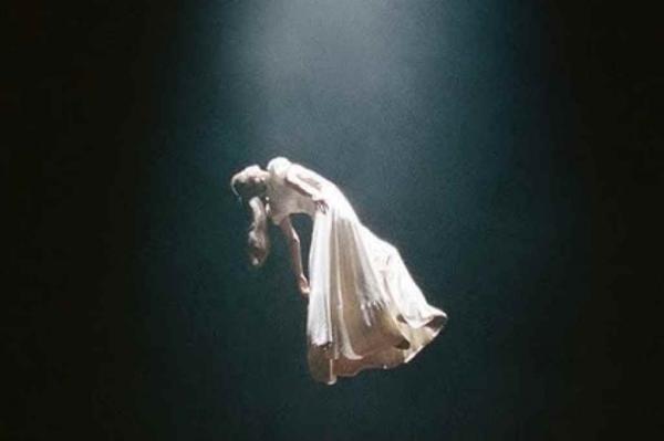  Makna Lagu Hampstead Ariana Grande Beserta Terjemahannya