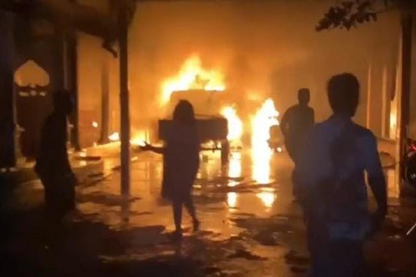 Viral 2 Mobil dan 2 Motor Warga Sampang Terbakar Misterius di Halaman Rumah