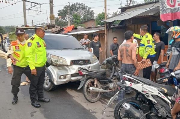 Kecelakaan Beruntun 4 Kendaraan Dekat Pelintasan Kereta Api Lebak, 1 Orang Tewas