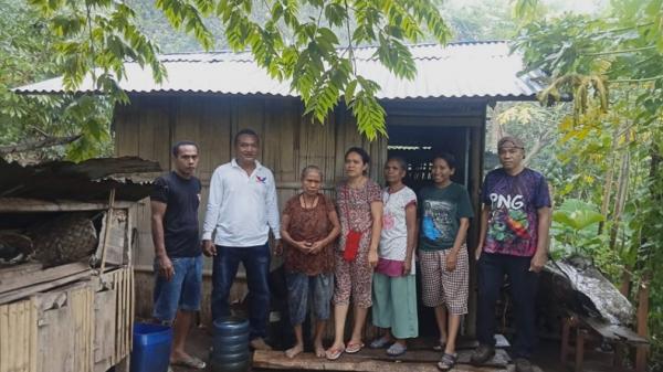 Anggota DPRD Manggarai Timur dari Partai Perindo Bantu Nenek yang Hidup Sebatang Kara