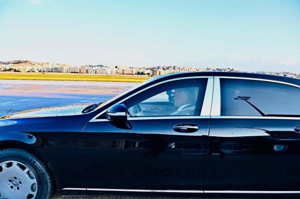 Raja Yordania saat mengantarkan Prabowo Raja Yordania Abdullah II bin Al-Hussein saat mengantar Presiden Prabowo Subianto menuju hotel tempat menginap. (Foto: Binti Mufarida)