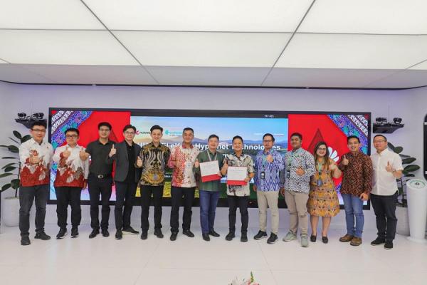 Jajaran direksi Hypernet Technologies usai penandatanganan nota kesepahaman, di Huawei Indonesia Innovation Centre, Rabu (16/4/2025). (Foto: iNews Media Group/Aldhi Chandra Setiawan)