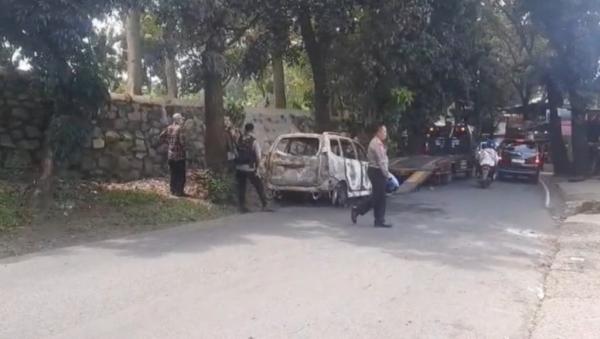 mobil_polisi_dibakar_massa_di_depok mobil_polisi_dibakar_massa_di_depok