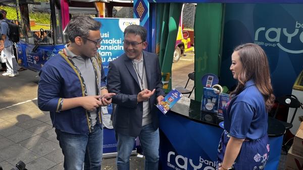 Bank Raya - HUT TMII 3 Bank Raya turut menyuguhkan berbagai program promosi menarik yang dapat dinikmati oleh pengunjung Pesta Rakyat Nusantara. (Foto: Aldhi Chandra)