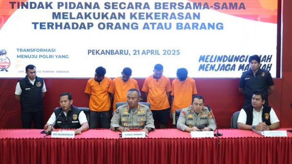 Tim gabungan dari Polda Riau dan Polresta Pekanbaru menangkap empat debt collector yang mengamuk di halaman Polsek Bukit Raya Pekanbaru, Riau. (Foto: Banda Haruddin Tanjung).