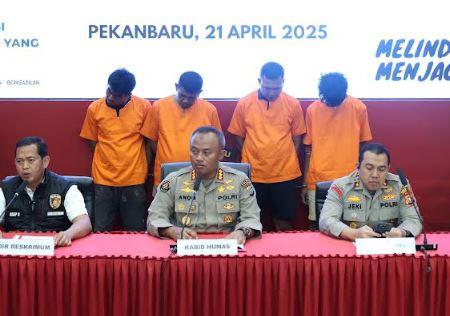 Polda Riau menangkap empat dari 11 debt collector yang mengamuk dan mengeroyok wanita di halaman Polsek Bukit Raya, Pekanbaru. (Foto: iNews)