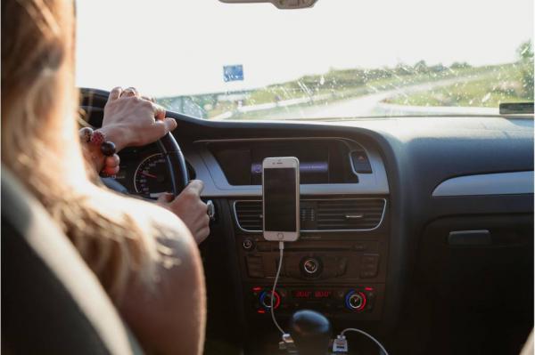 10 Lagu untuk Road Trip, Playlist Terbaik yang Bikin Perjalanan Makin Seru