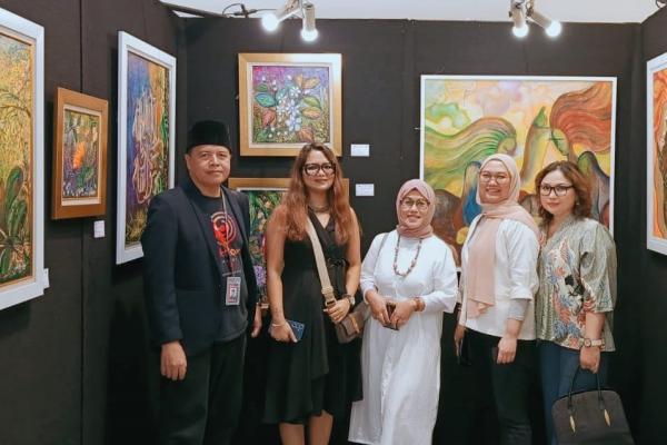 Para pelukis berfoto bersama di depan lukisan Fetty Fatimah dan Saffa Inayati. (Foto: Istimewa)
