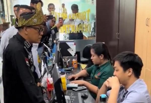 Geramnya Wamenaker Dicueki saat Sidak Perusahaan Penahan Ijazah di Pekanbaru: Saya Wakil Menteri!