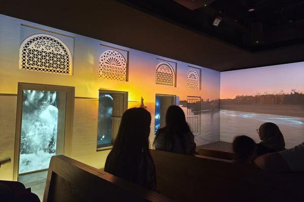 Para pengunjung bisa menyaksikan bagaimana perubahan Dubai dari masa ke masa di Al Shindagha Museum. (iNews.id/Maria Christina Malau)