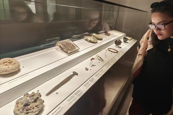 koleksi benda bersejarah al shindagha museum Pengunjung melihat-lihat koleksi benda bersejarah di Al Shindagha Museum, Dubai, UEA, Senin (21/4/2025). (iNews.id/Maria Christina Malau)