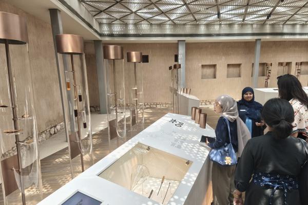 parfume house al shindagha museum dubai Salah satu rumah yang tak boleh dilewatkan saat mengunjungi Al Shindagha Museum adalah Perfume House. Di sini, indera penciuman dimanjakan dengan berbagai aroma parfum yang berperan penting dalam budaya Arab. (iNews.id/Maria Christina Malau)