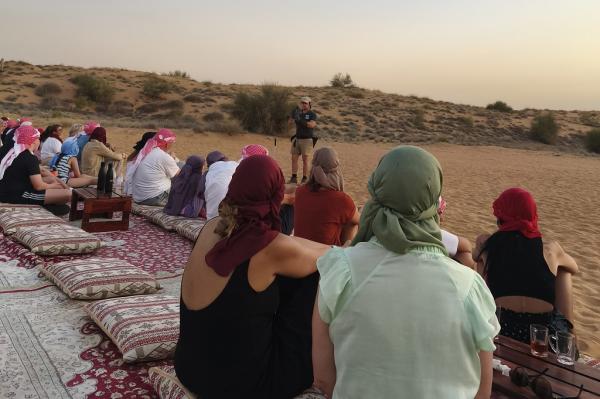 Seorang falconer atau pawang menjelaskan bagaima burung falcon menjadi mitra berburu bagi orang Bedouin pada masa lalu di padang pasir. (iNews.id/Maria Christina Malau)