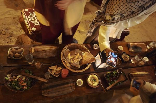 Makanan pembuka tersaji di tiap meja di tenda-tenda mewah khas Bedouin saaf safari gurun Dubai, Senin, 21 April 2025.  (iNews.id/Maria Christina Malau)