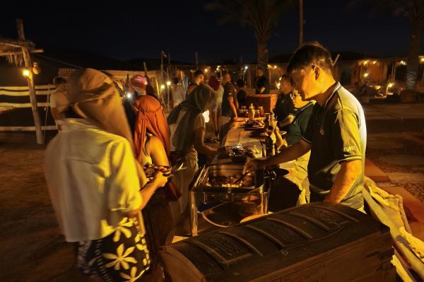 Makan malam mewah dengan menu tradisional di perkemahan Bedouin melengkapi petualangan safari gurun Dubai.  (iNews.id/Maria Christina Malau)