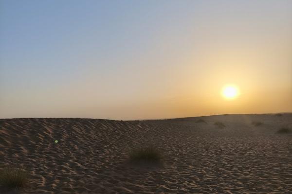Menikmati sunset di gurun menjadi salah satu aktivitas yang tidak bisa dilewatkan saat safari gurun di Dubai, UEA. (iNews.id/Maria Christina Malau)