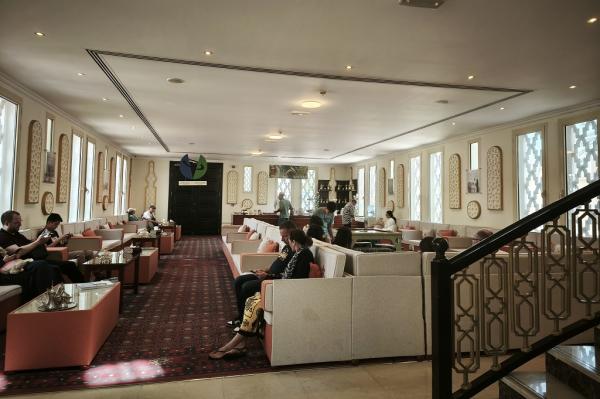 Masjid Jumeirah Dubai_tur masjid Sebelum tur di Masjid Jumeirah Dubai, wisatawan bisa menikmati kopi Arab dan kudapan seperti kurma dan luqaimat, donat ala Emirati yang manis. (iNews.id/Maria Christina Malau)