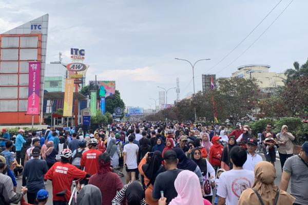 Ribuan warga memadati CFD perdana di Depok, Jawa Barat, Minggu (4/5/2025). (Foto: Andika Rachmansyah)