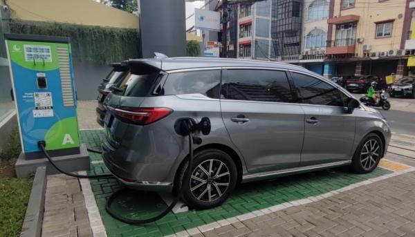 Charging BYD M6