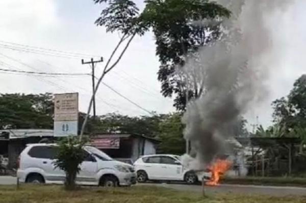 Kebakaran Mobil ASN Gegerkan Warga Pekanbaru, Diduga akibat Korsleting Listrik