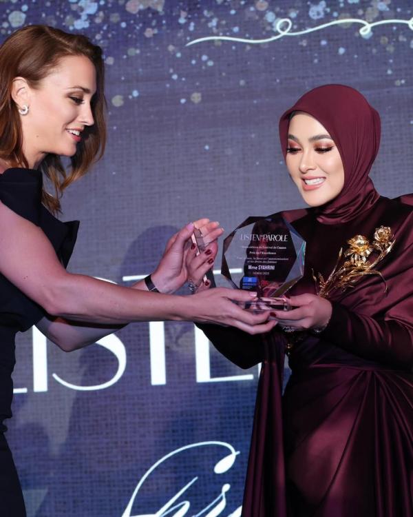 Syahrini saat meraih penghargaan di salah satu event Cannes Film Festival 2025. (Foto: Instagram)