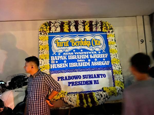 Ucapan duka dari Prabowo Subianto di rumah duka Na Ucapan duka dari Prabowo Subianto di rumah duka Najwa Shihab di Jakarta Selatan pada Selasa (20/5/2025) (Foto: iNews.id/Ari)