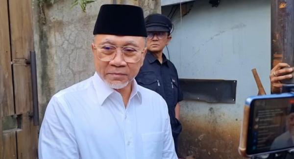 Zulkifli Hasan melayat ke rumah duka Najwa Shihab Zulkifli Hasan melayat ke rumah duka Najwa Shihab di Jakarta Selatan, Selasa (20/5/2025)