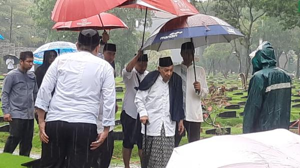 Quraish Shihab di Pemakaman Ibrahim Ravie Wardani)