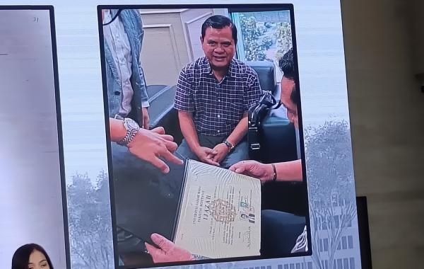 Foto ipar Jokowi membawa ijazah asli milik Jokowi Foto ipar Jokowi membawa ijazah asli milik Jokowi dan diberikan ke penyidik (Foto: Fiqri)